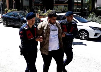 Şaka yapan arkadaşını bıçakla ağır yaraladı
