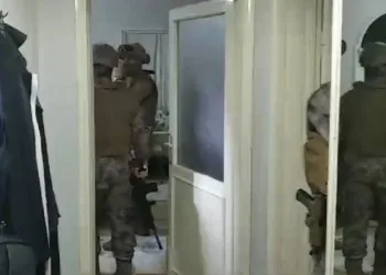 Polisten kaçmak için deldiği duvardan kaçmaya çalıştı