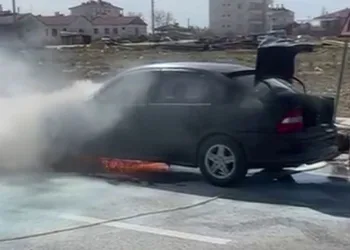 Karaman’da seyir halindeki otomobilde yangın
