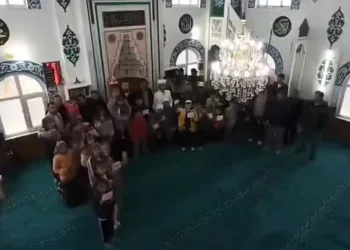 Bayram geleneği çocukların yüzünü güldürdü