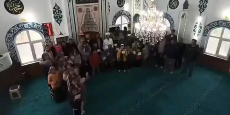 Bayram geleneği çocukların yüzünü güldürdü