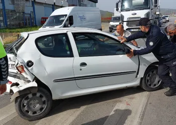 Hasta taşıyan araç otomobile çarptı
