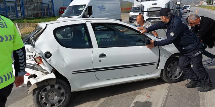 Hasta taşıyan araç otomobile çarptı