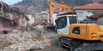 Osmangazi’de metruk bina yıkımları hız kazandı