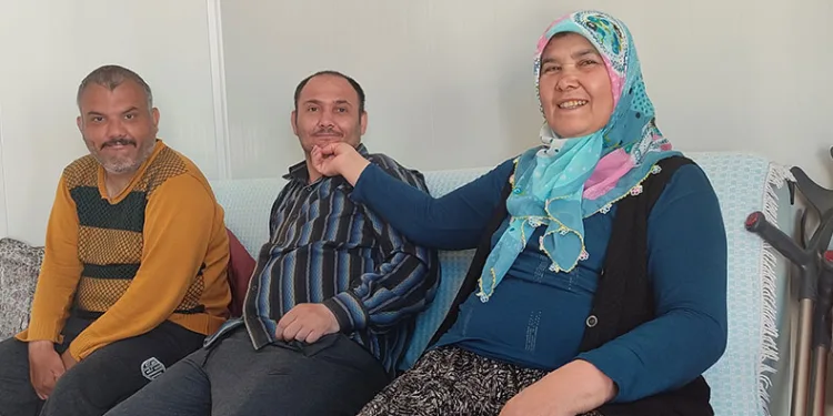 Fedakar anne, kendini kas hastası çocuklarına adadı
