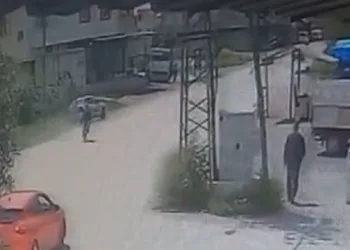Bisiklete çarpmamak için yayaya çarptı