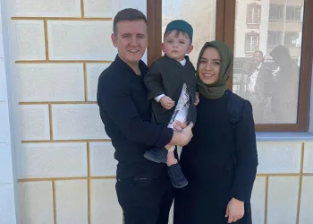 15 aylık olan minik Aslan umreye gitti
