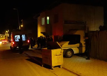 Babasının gözleri önünde kendisini vurdu