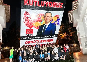 Özgür Özel’in Manisa’daki komşularından kutlama