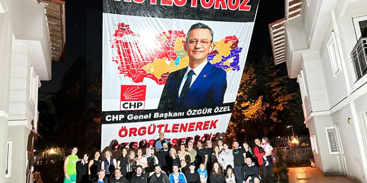 Özgür Özel’in Manisa’daki komşularından kutlama