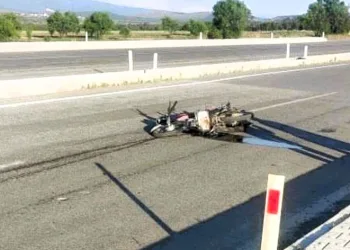 Otomobilin çarptığı motosiklet sürücüsü hayatını kaybetti