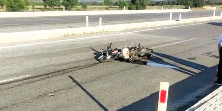 Otomobilin çarptığı motosiklet sürücüsü hayatını kaybetti