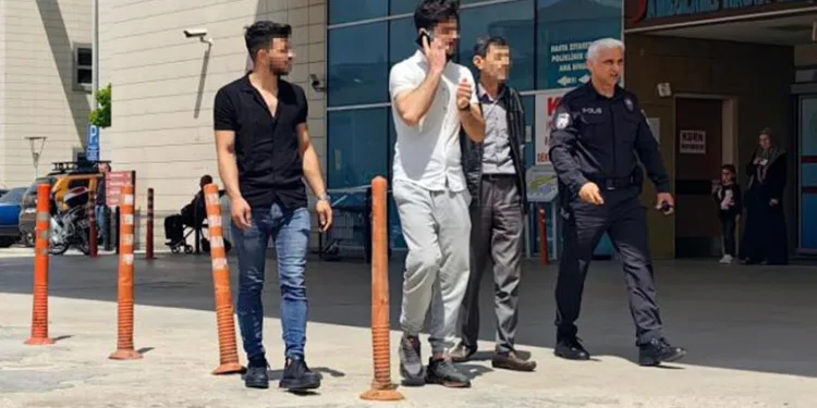 Kendilerini dolandıran şahsı darp ettiler