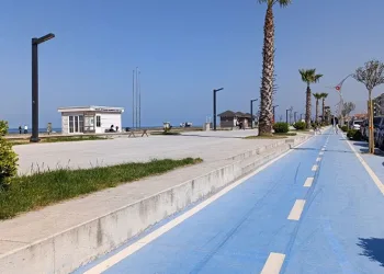 Bayramlarda dolup taşan o sahil bu kez boş kaldı