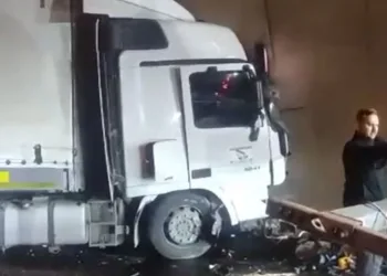 Kontrolden çıkan tır tünelde duvara çarptı