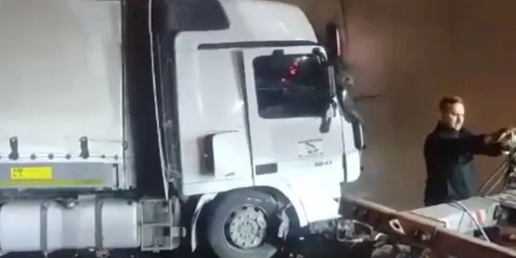 Kontrolden çıkan tır tünelde duvara çarptı