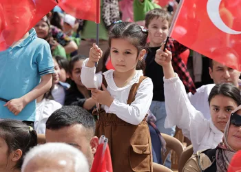 Vali ve belediye başkanı çocuklarla halat çekti, kazanan vali oldu
