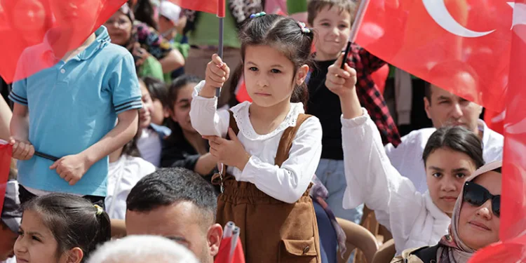 Vali ve belediye başkanı çocuklarla halat çekti, kazanan vali oldu