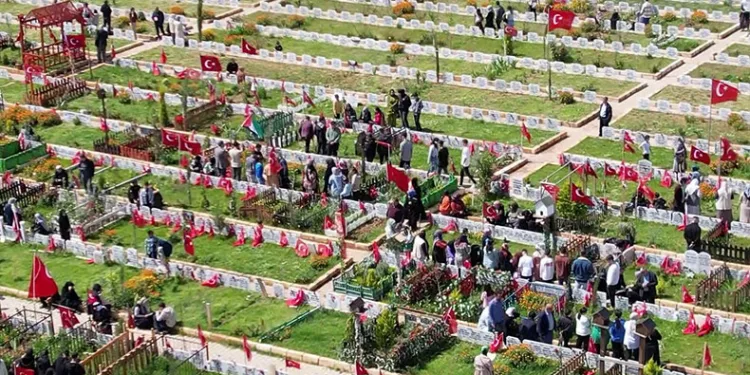 Tarifsiz acıların olduğu kentte hüzünlü bayram