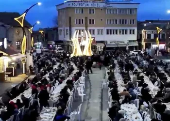 Yüzlerce kişi aynı iftar sofrasında bir araya geldi