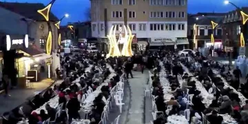 Yüzlerce kişi aynı iftar sofrasında bir araya geldi