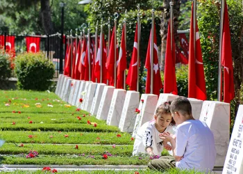 Şehit mezarlığında en buruk bayram