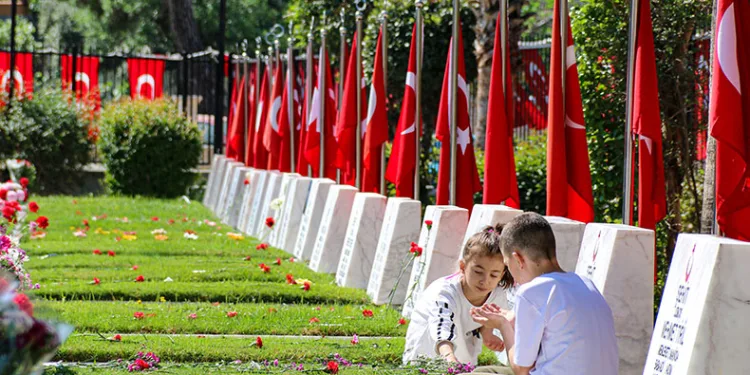 Şehit mezarlığında en buruk bayram