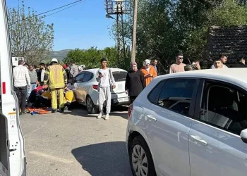 Kazada yola savrulan motosiklettekilere ikinci araç çarptı