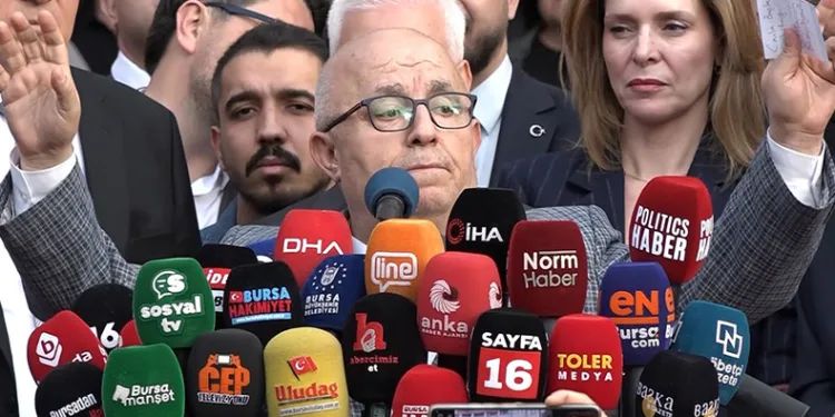 Aynı alkışı AK Partili belediye başkanı için de istemiş