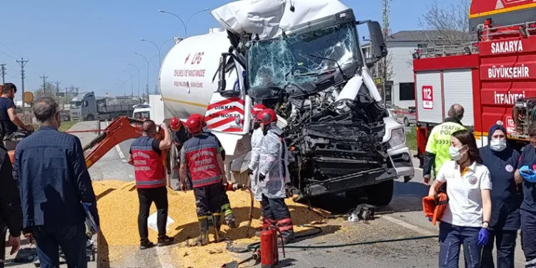 LPG yüklü tanker, park halindeki tahıl yüklü tıra çarptı