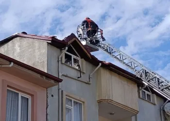 3 katlı binanın çatısında panikleten yangın