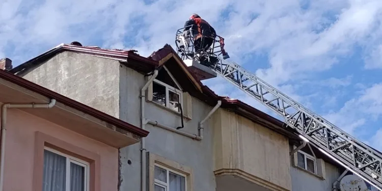3 katlı binanın çatısında panikleten yangın