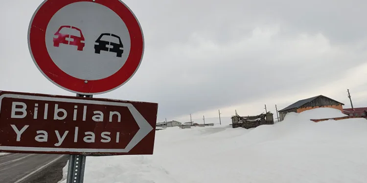Yayla evleri kar altında