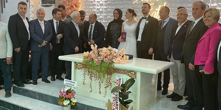 Bursa protokolü düğünde buluştu