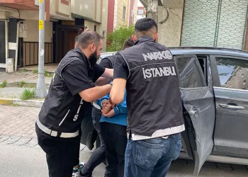 Polisi görünce uyuşturucuları ateşe verdi