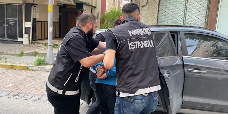 Polisi görünce uyuşturucuları ateşe verdi