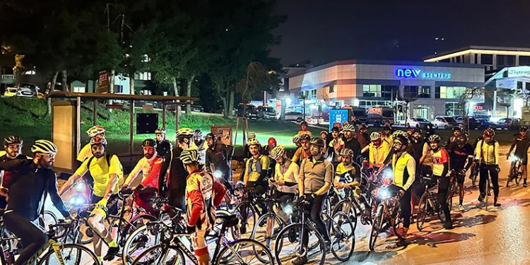 Bisiklet tutkunları iftar sonrası Uludağ’a pedal çevirdi