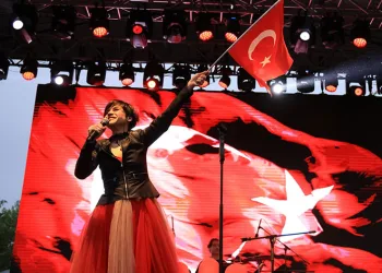Aydilge coştu, coşturdu