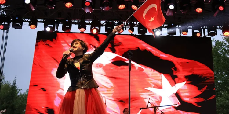 Aydilge coştu, coşturdu