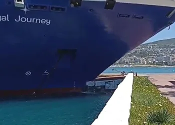 Dev gemi iskeleye böyle çarptı