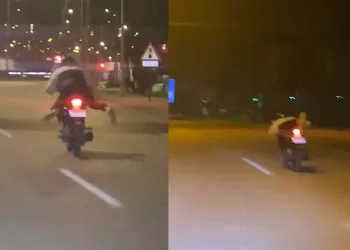 Motorunun üzerine yatarak yolculuk yapan sürücü kamerada
