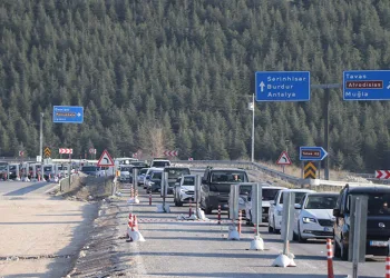 Tatilinin son günü trafik kilitlendi