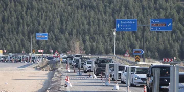 Tatilinin son günü trafik kilitlendi