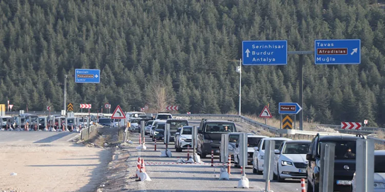 Tatilinin son günü trafik kilitlendi