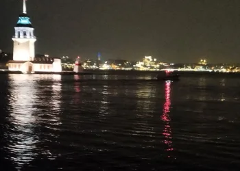 Üsküdar’da denize atlayan adam yüzerek gözden kayboldu