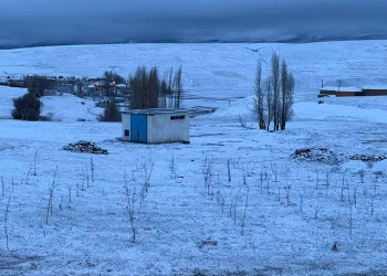 Başkale’de bayram günü kar sürprizi