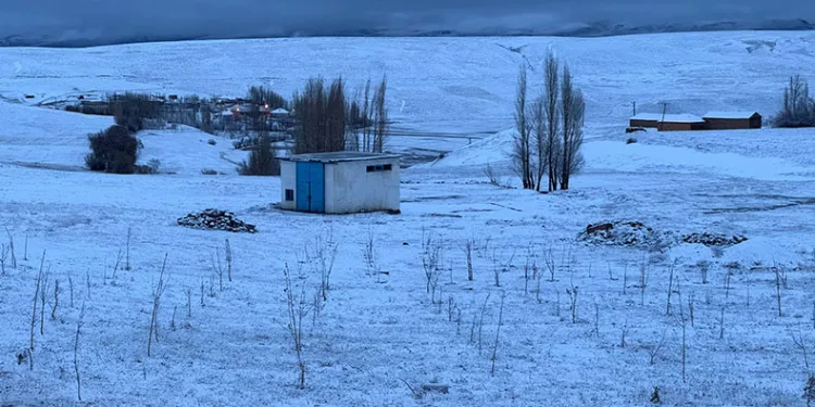 Başkale’de bayram günü kar sürprizi