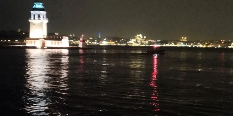 Üsküdar’da denize atlayan adam yüzerek gözden kayboldu