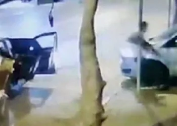 İzmir’de oyuncak tüfekle gasp anı kamerada