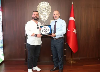 Şüpheliyi yakalayan vatandaşa Emniyet Müdürü’nden ödül